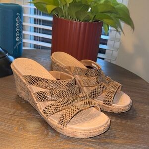 Crocs A-Leigh Brown Snakeskin Pattern Sandals Cork Wedge Women’s Size 7